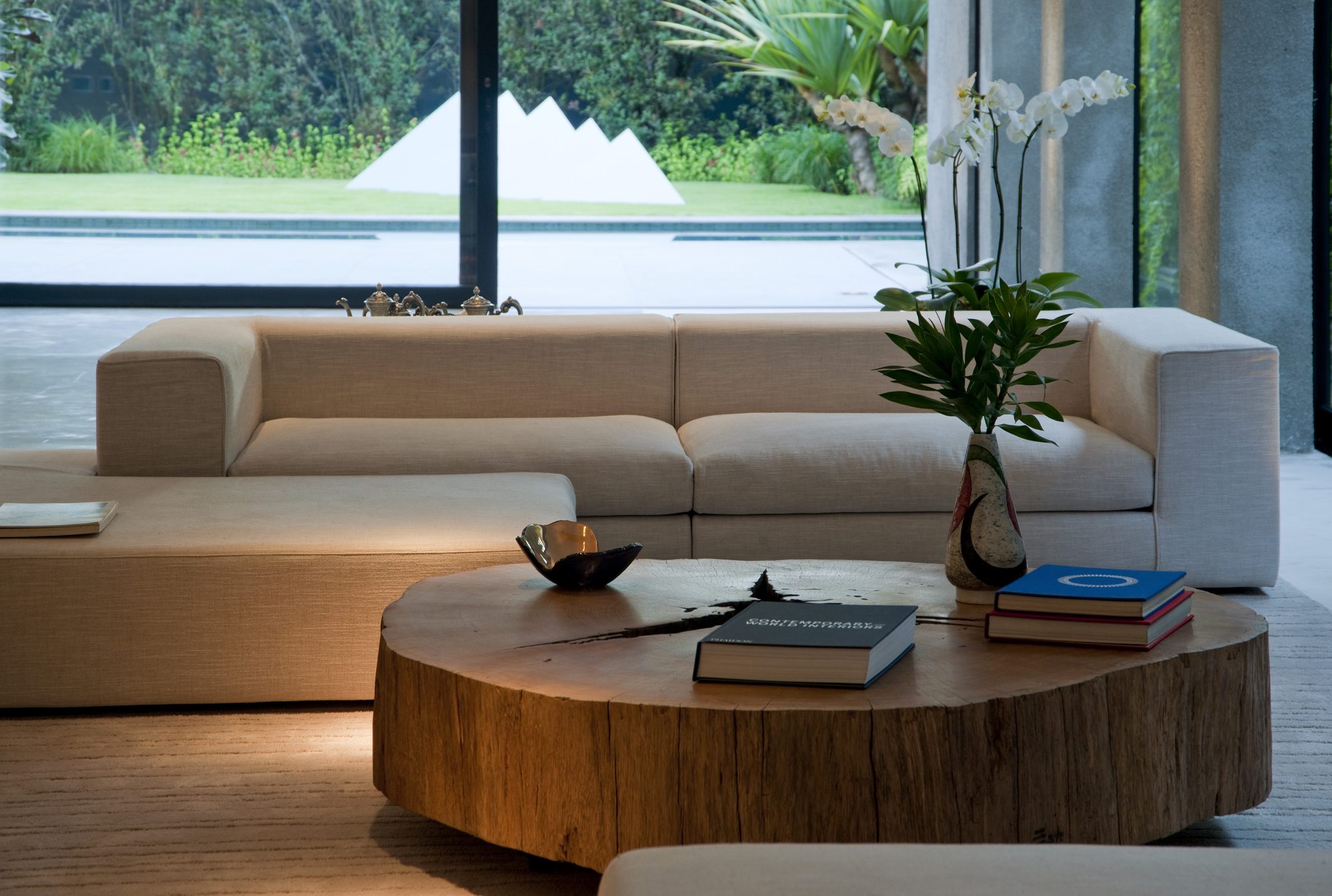Living integrado ao jardim, residência no Alto de Pinheiros